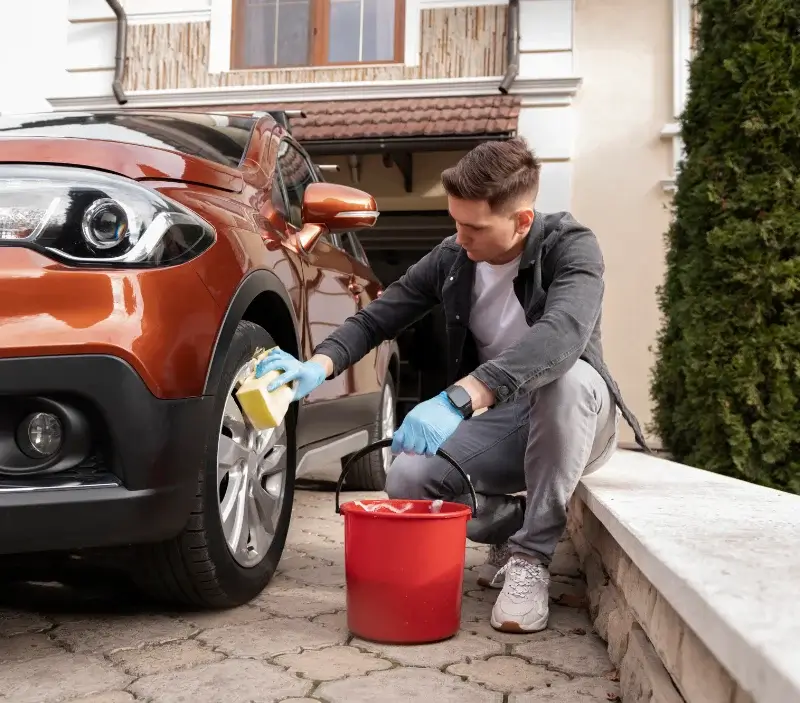 Lavage auto à domicile Saint-Gatien-des-Bois : professionnel intervenant sur un véhicule